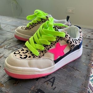 CUTE Steve Madden sneakers!